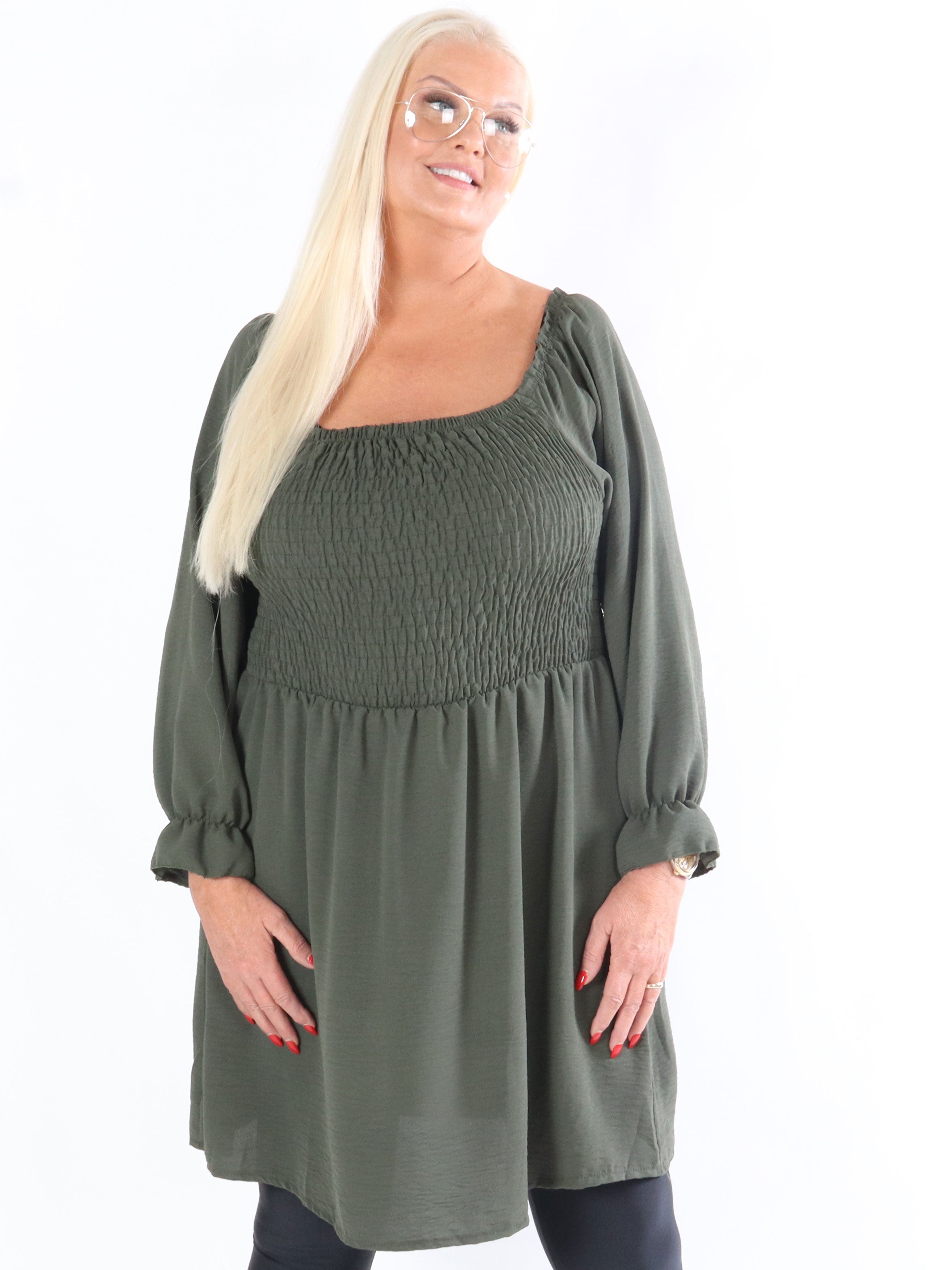 Nukaka - Armygrøn kjole med lange ærmer og smock over brystet